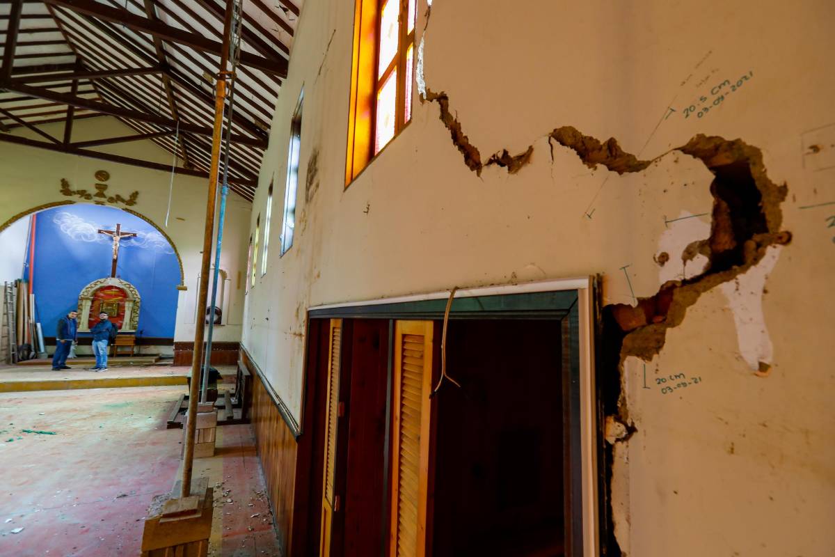 Tras 77 años en pie, grietas obligan a demoler la iglesia de Santa Elena. Foto: MANUEL SALDARRIAGA QUINTERO.