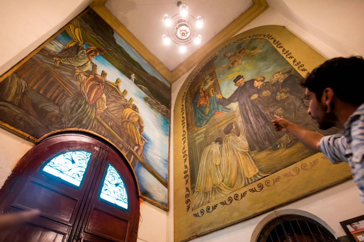 La cercanía de Ómar Portela a Manrique y al Centro de Medellín fue fundamental para su desarrollo artístico y su aprecio por la arquitectura. Estas zonas, aunque a menudo incomprendidas, poseen una belleza única y una rica historia arquitectónica que inspiraron a Portela desde una edad temprana. Foto: Esneyder Gutiérrez 