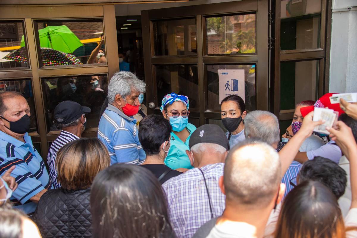 Este domingo se presentaron nuevas aglomeraciones durante toda la mañana en la Unidad Intermedia de San Javier. Foto Carlos Velásquez