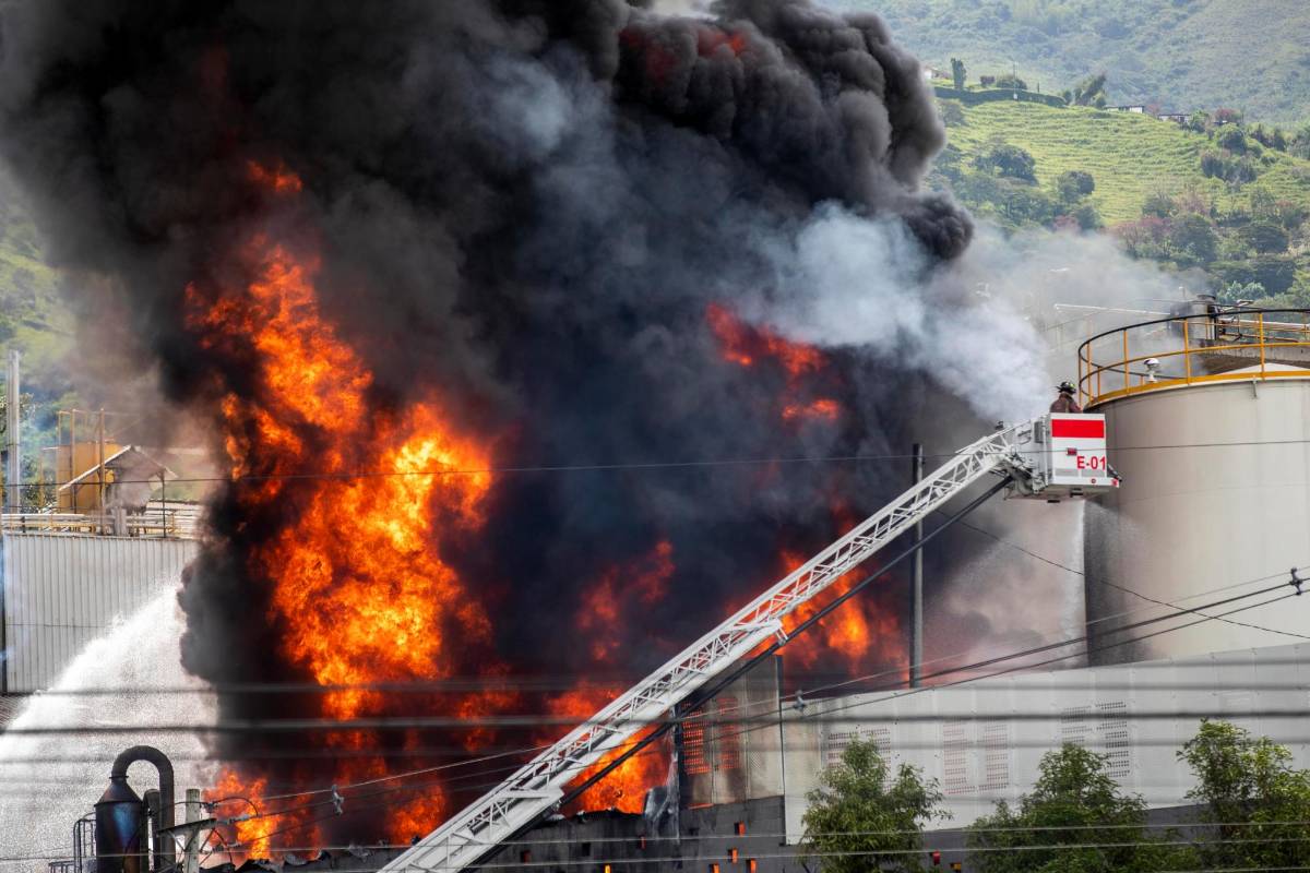 Organismos de socorro atendieron el incendio en la fábrica de insumos, cerca al Peaje el trapiche, en jurisdicción del municipio de Girardota. Foto: Jaime Pérez.