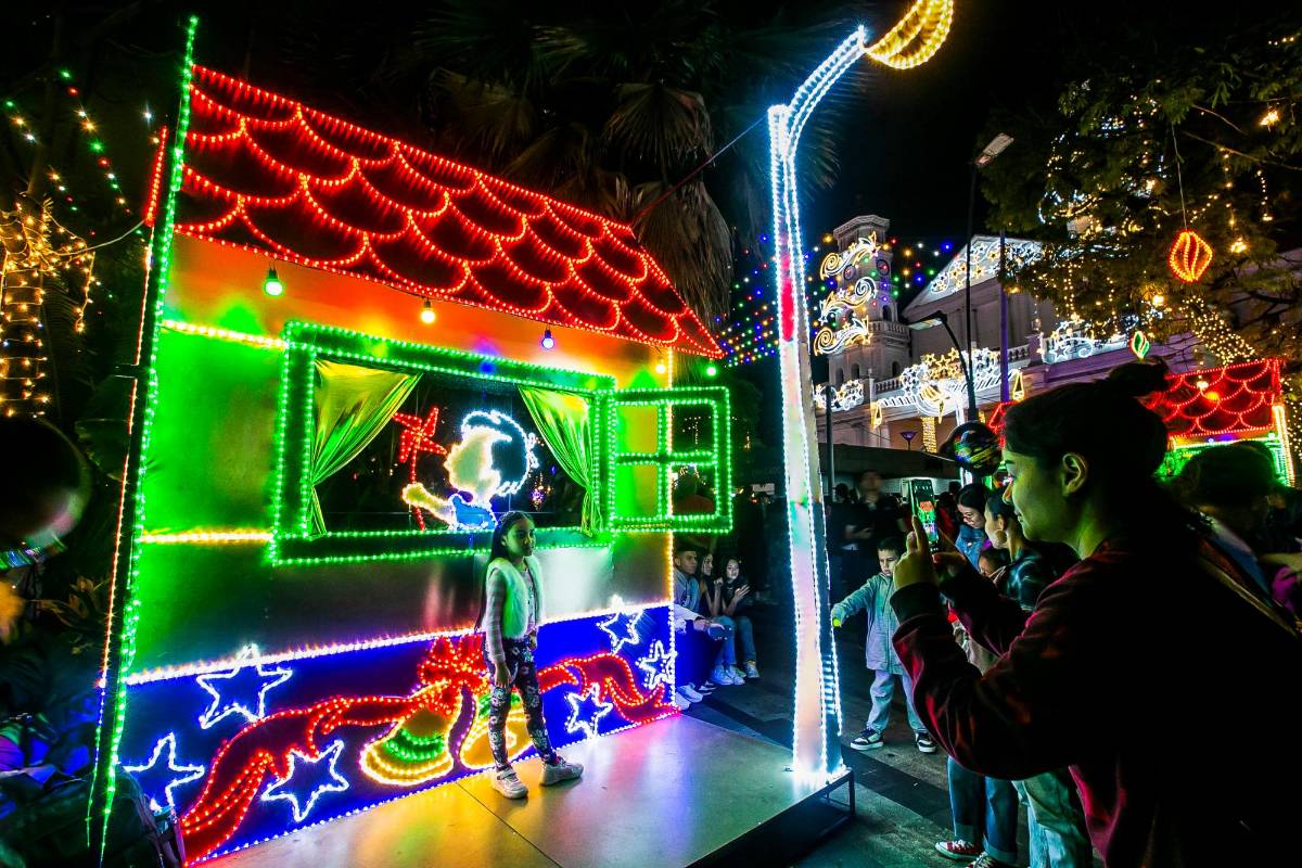 Casas, árboles de navidad, cajas de regalo, entre otras figuras, hacen parte de los espacios habilitados para el disfrute de los visitantes. Foto: Esneyder Gutiérrez Cardona 