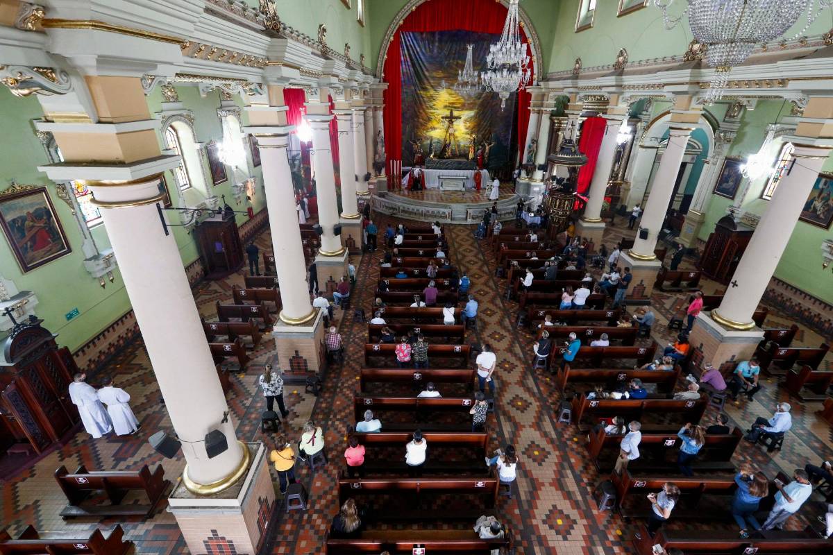 Por segundo año consecutivo, tras la pandemia por el covid, la Iglesia Católica debió suspender los actos litúrgicos en la calle. Foto: Manuel Saldarriaga Quintero.