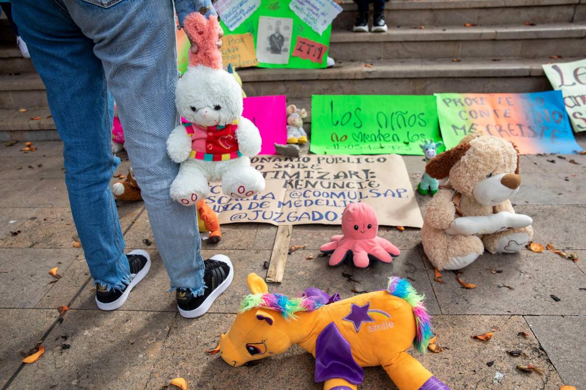 “¿Y los cómplices para cuando?”, “yo sí te creo” y “no al abuso sexual infantil” eran algunos de los mensajes que se leían en las pancartas de los manifestantes. FOTO EDWIN BUSTAMANTE
