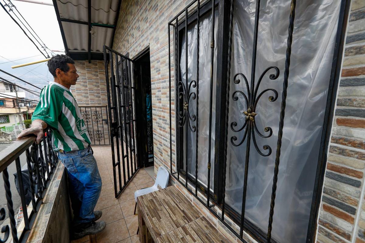 Los vecinos del desastre esperan ayudas concretas para reparar las ventanas y puertas de sus casas afectadas por la explosión. Foto: Manuel Saldarriaga Quintero.