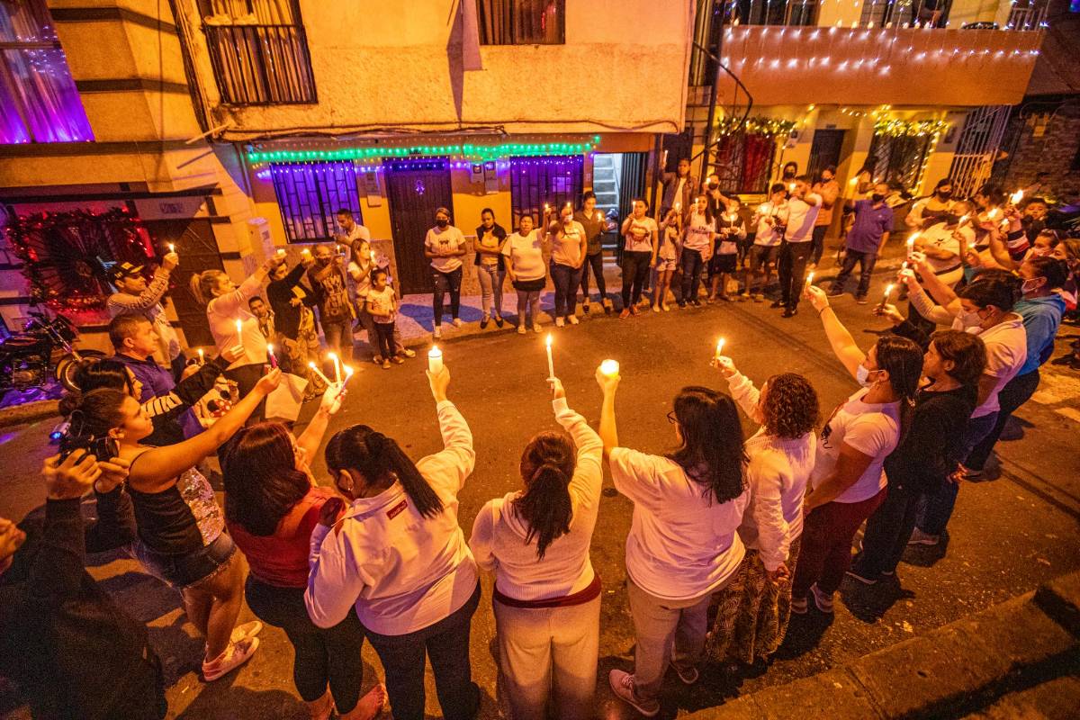 Una oración en comunidad y el encendido de velas en la vía pública fueron los símbolos con los que los residentes de Las Violetas clamaron por la paz en el barrio, azotado en las últimas dos semanas por el tronar de las balas en sus callejones. Foto: Carlos Velásquez