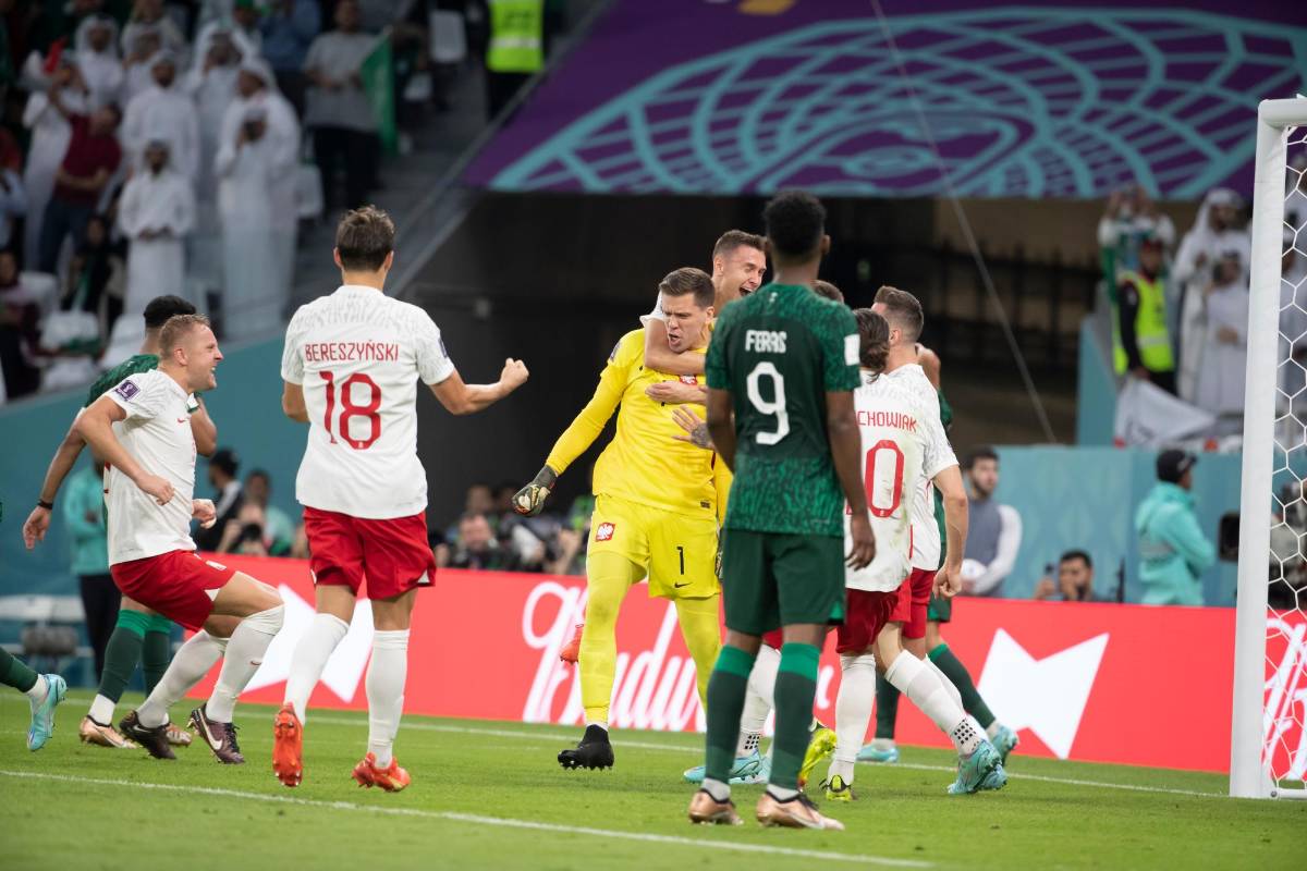 El arquero polaco, Szczesny, experto en atajar penaltis, no solo logró detenerle el penalti a Al-Dawsari, sino que también despejó el rebote protegiendo su arco del peligro. FOTO Juan Antonio Sánchez