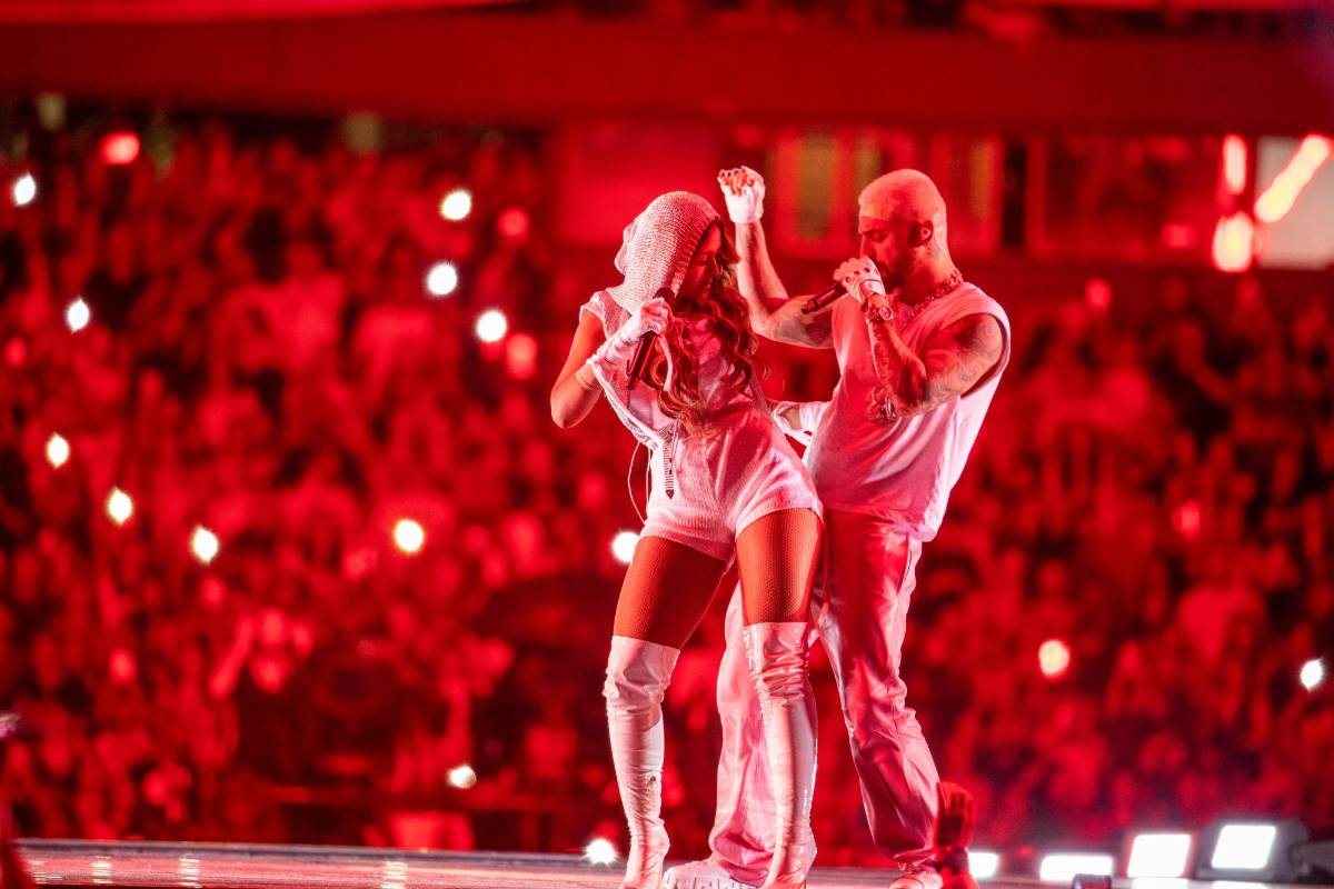  La primera en salir a la tarima fue Abril, la joven cantante que se ganó el concurso propuesto por Maluma. Con ella cantó Cositas de la USA.