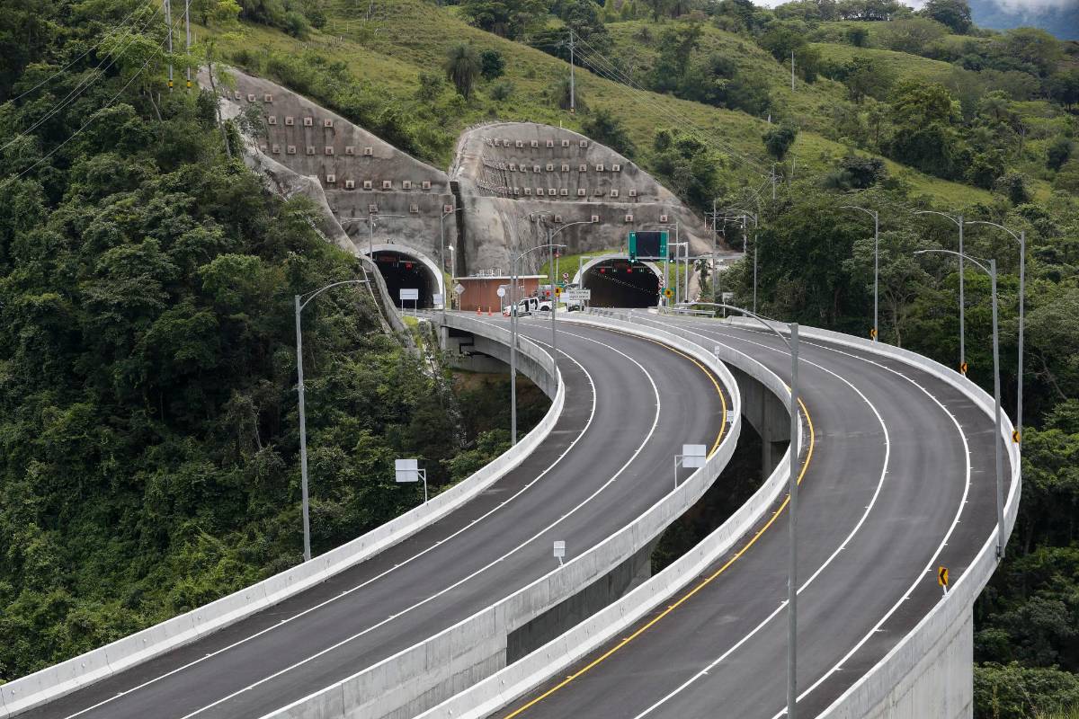 Dos puentes, dos viaductos y un intercambiador de tipo desnivel hacen parte del trayecto culminado. Foto: Manuel Saldarriaga Quintero.