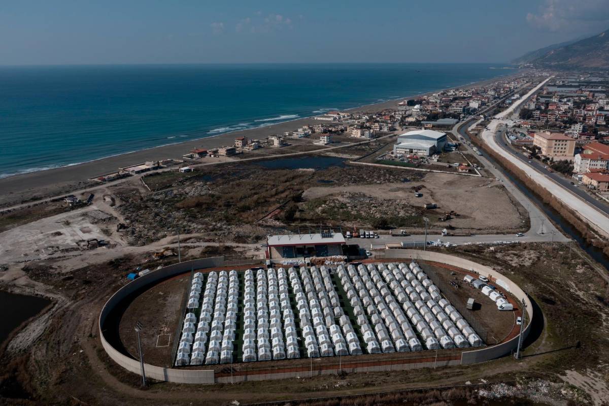 En la ciudad de Hatay las autoridades turcas instalaron campamentos de tiendas de campaña en el interior en el Estadio Samandag. Foto: Guetty