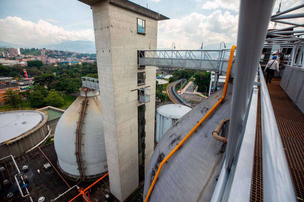  Después del tratamiento que la planta realiza a las contaminadas aguas, estas regresan al cause del río Medellín pero sin esa carga contaminante y es lo que ha hecho que el afluente cada día se vea menos sucio y menos maloliente. Fotos Camilo Suárez.