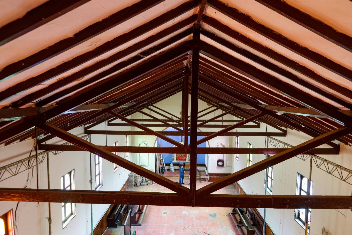 Byron Saldarriaga, el párroco de Santa Elena, explica que primero están haciendo los diseños de la iglesia que reemplace a la existente. Foto: MANUEL SALDARRIAGA QUINTERO.