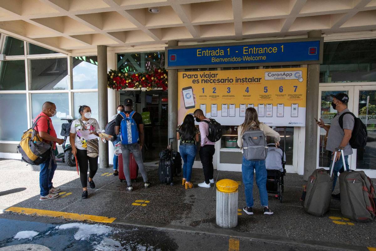Los viajeros, al ingresar a la terminal aérea, deben estar pendientes de tener todos los documentos en regla para poder viajar. Foto : Edwin Bustamante