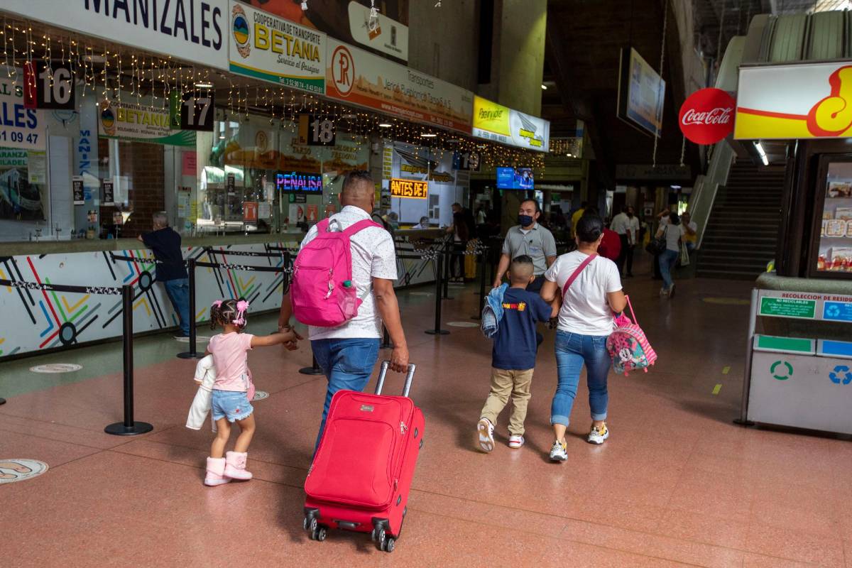 Los protocolos para abordar los vehículos, entre los que se incluye lavado de manos y de las suelas de los zapatos. Foto : Edwin Bustamante