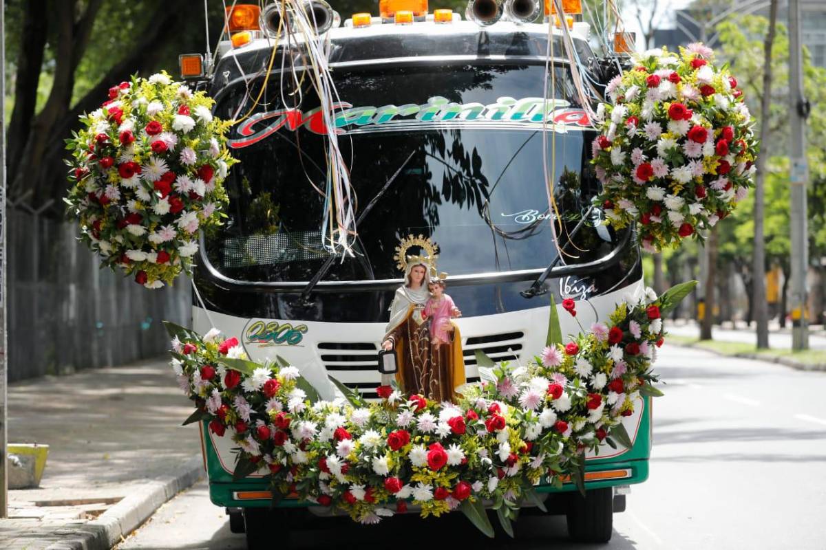 Con devoción, el gremio de los transportadores decoran sus carros y buses para agradecer a la virgen por su protección en las vías del país. Foto: Camilo Suarez