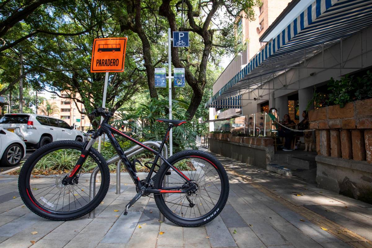 Ir a pie y en bicicleta son apuestas que favorecen a Medellín como una ecociudad. El segundo parque de Laureles tiene una estación de Encicla. Foto: Edwin Bustamante