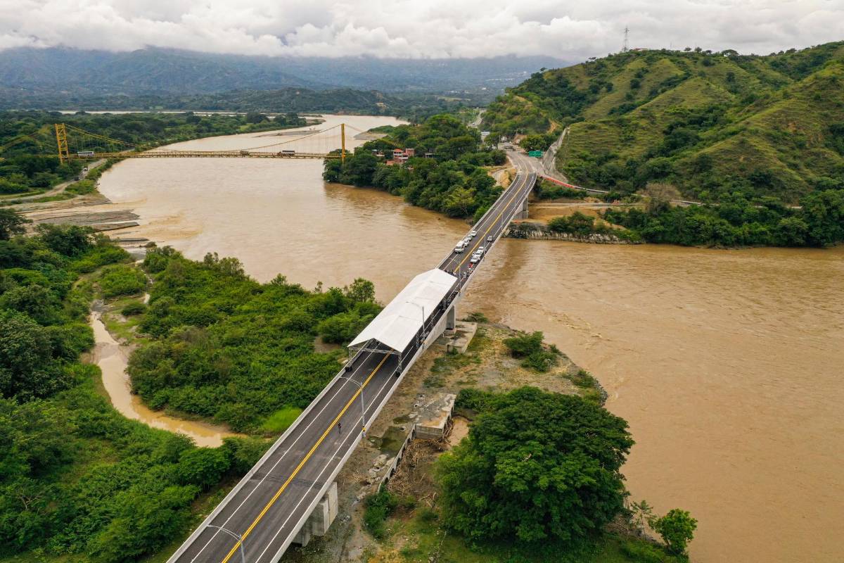 El viaducto que se pone al servicio, reemplazará al viejo puente Paso Real, que por décadas ha unido a la capital Antioqueña y al Suroeste con Santa Fe de Antioquía. Foto: MANUEL SALDARRIAGA QUINTERO. 
