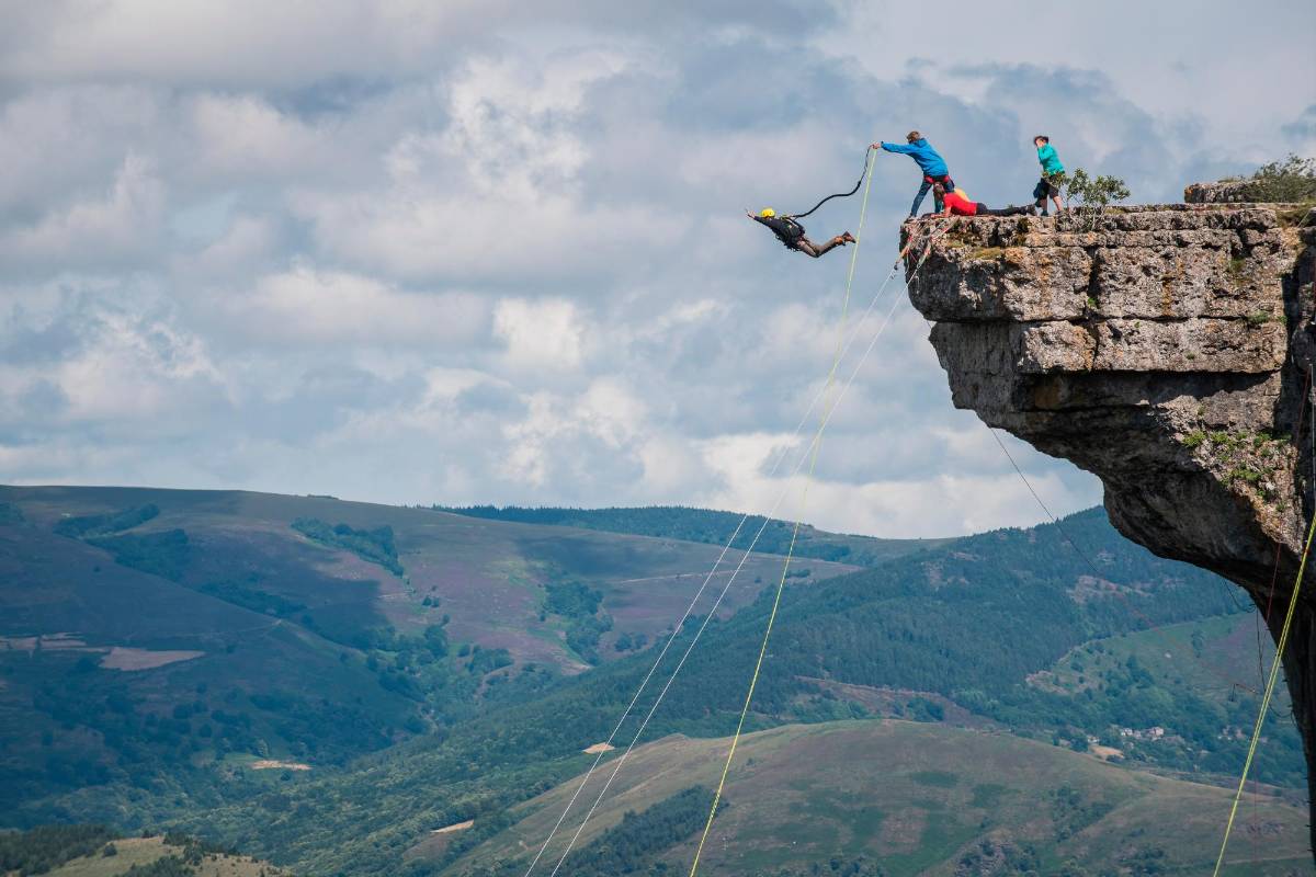 El bungee jumping es una de las actividades que más se realizan en este acantilado ubicado en el departamento de Lozère. Foto: Getty