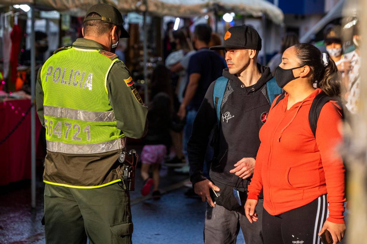 La Policía recordó a los transeúntes la importancia del tapabocas. Foto: Carlos Velásquez