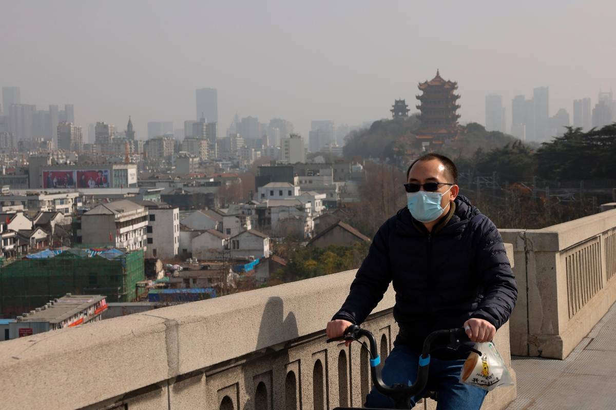 Hace un año se decretaron allí toques de queda estrictos que ahora parecen lejanos cuando los habitantes salen a pasear. Foto: Getty Images