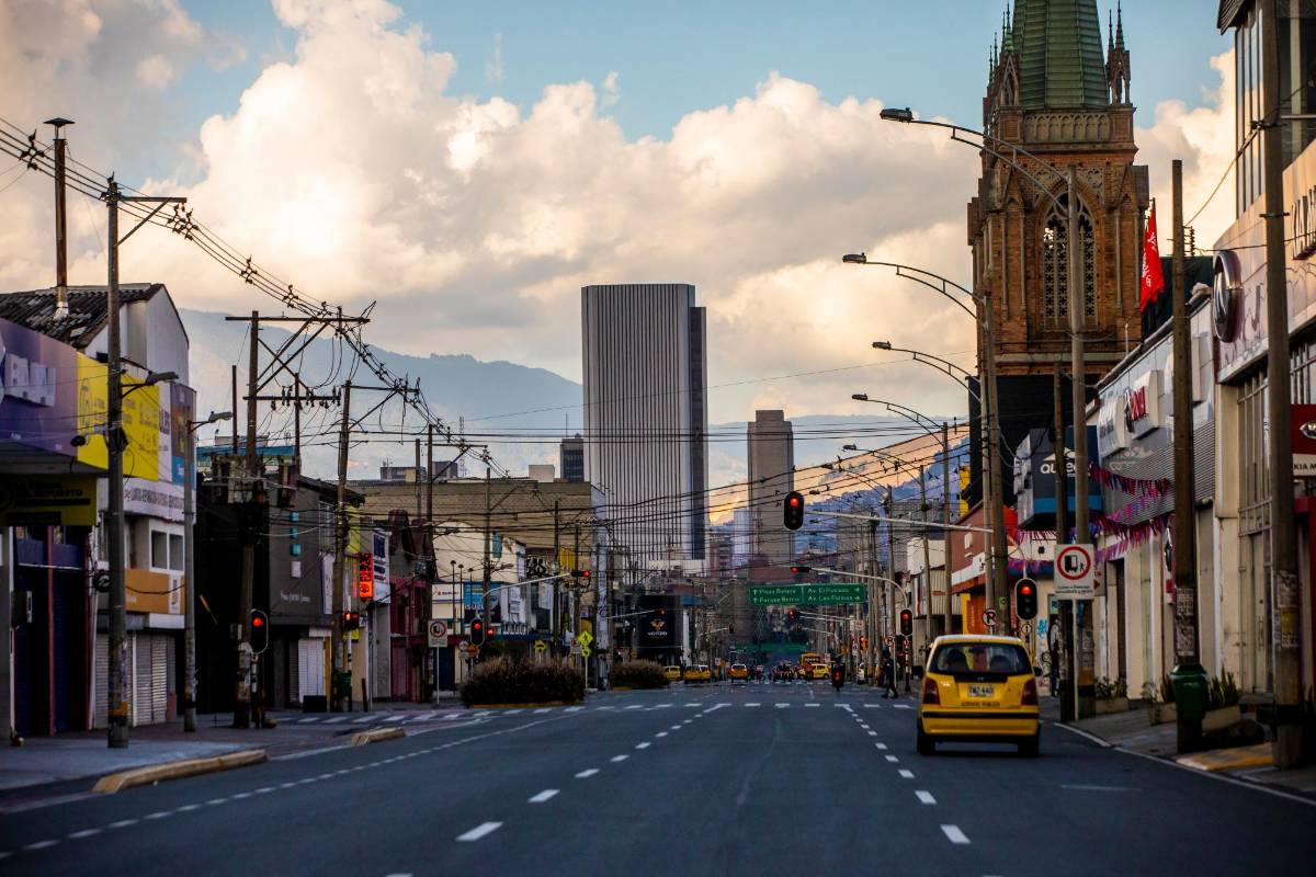 Importantes avenidas de la ciudad como Palacé lucieron desolada por el toque de queda ordenado por la Alcaldía de Medellín. Foto: Carlos Velásquez