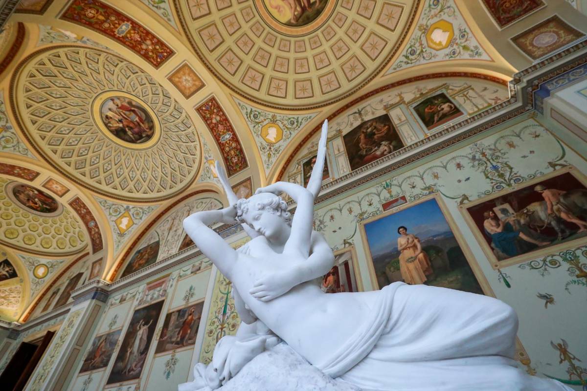 “Psique revivida por el beso de Cupido” una de las obras más célebres del artista italiano Antonio Canova en el Museo del Hermitage. Foto: Getty Images