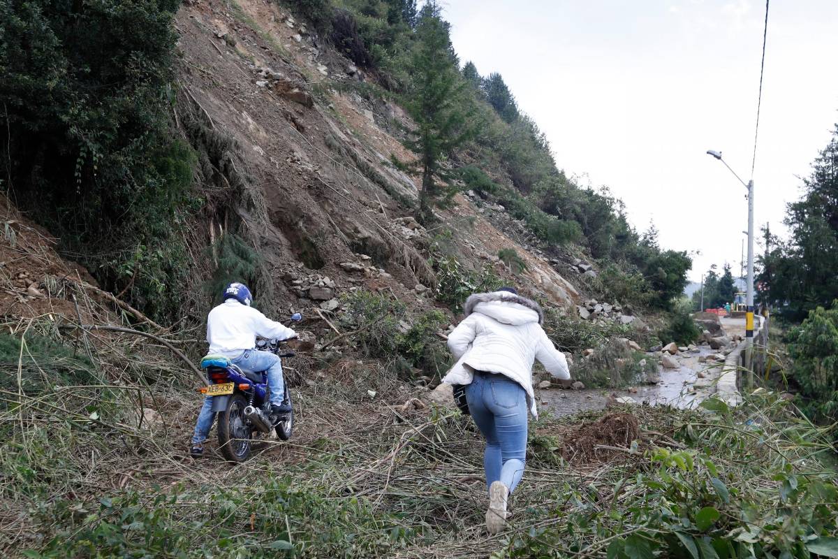 Por el taponamiento de la vía a Santa Elena las autoridades recomiendan tomar vías alternas: la autopista Medellín - Bogotá y la avenida Las Palmas pueden servir de opciones. Foto: Manuel Saldarriaga