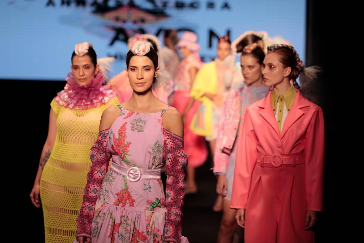 Este lunes, con el desfile “Mira de nuevo”, las prendas del colombiano Diego Guarnizo, las ecuatorianas Cindy Castro y Paulina Anda y la peruana Annaiss Yucra (imagen) abrieron estas ferias. Foto: Carlos Velásquez