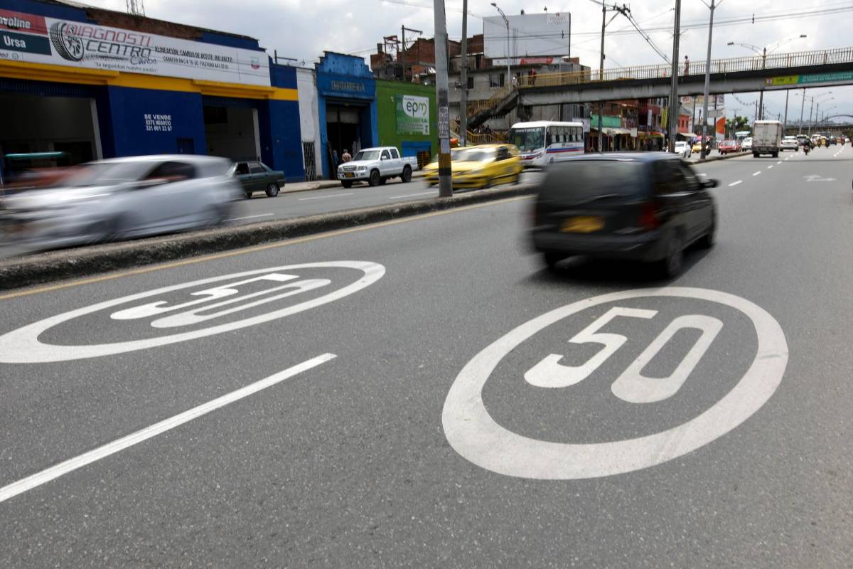 El estreno de Visión Cero en Medellín fue el piloto de bajar la velocidad de 80 a 50 km en la autopista Norte. Foto: Edwin Bustamante