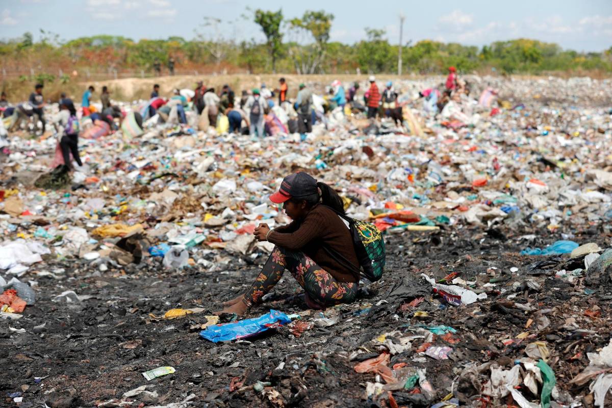 Esculcar o rebuscar en la basura fue una de sus soluciones; porque encuentran cosas que aún tenían valor y las venden en chatarrerías locales. Foto EFE