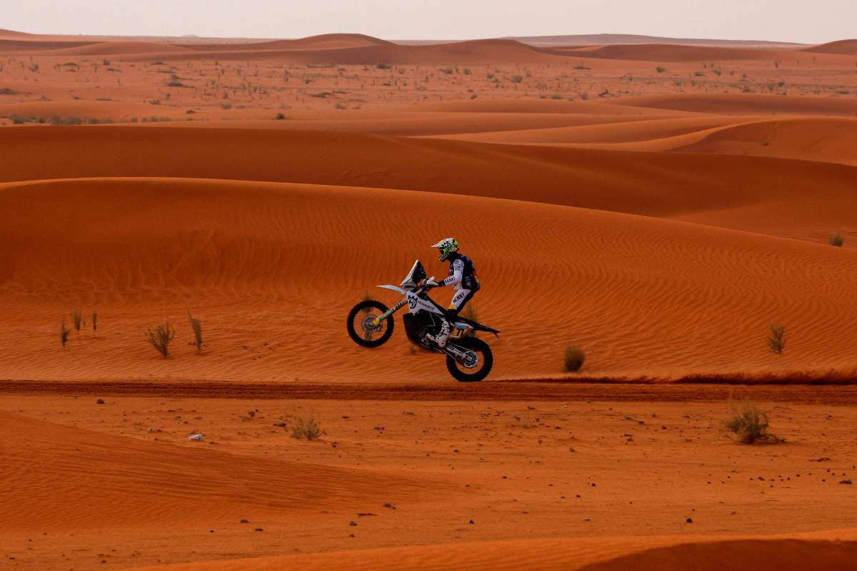 El piloto argentino Luciano Benavides compite en la segunda etapa del Dakar del Rally Dakar 2022 disputada entre Hail y Al Artawiya (Arabia Saudí) este lunes. FOTO EFE