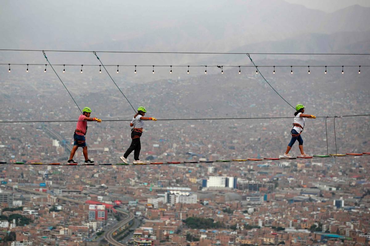 Para acceder al puente, hay que adentrarse en empinadas escaleras que atraviesan una de las invasiones de San Juan de Lurigancho y que desembocan en una escarpada subida, ya en el propio cerro. Foto: EFE