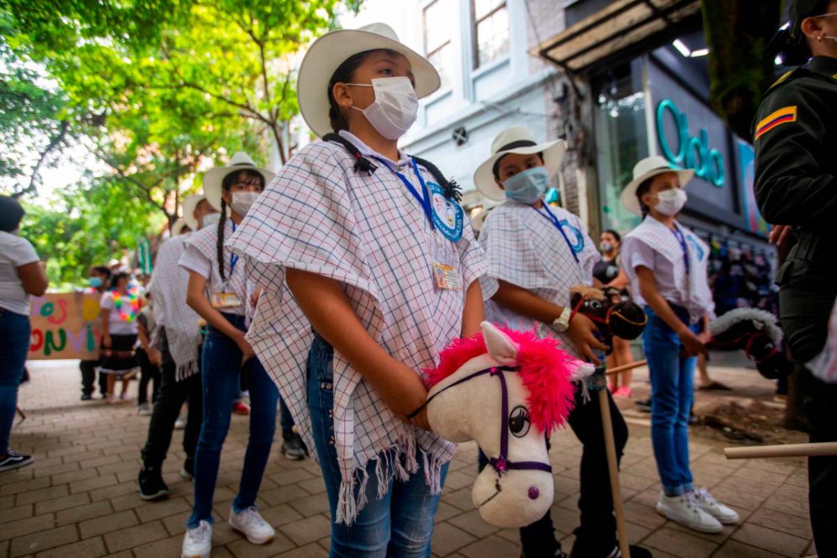 Los niños con su poncho, su sombrero y caballitos de palos, se movieron al trote por Carabobo, en el Centro de Medellín. Foto: Carlos Velásquez.