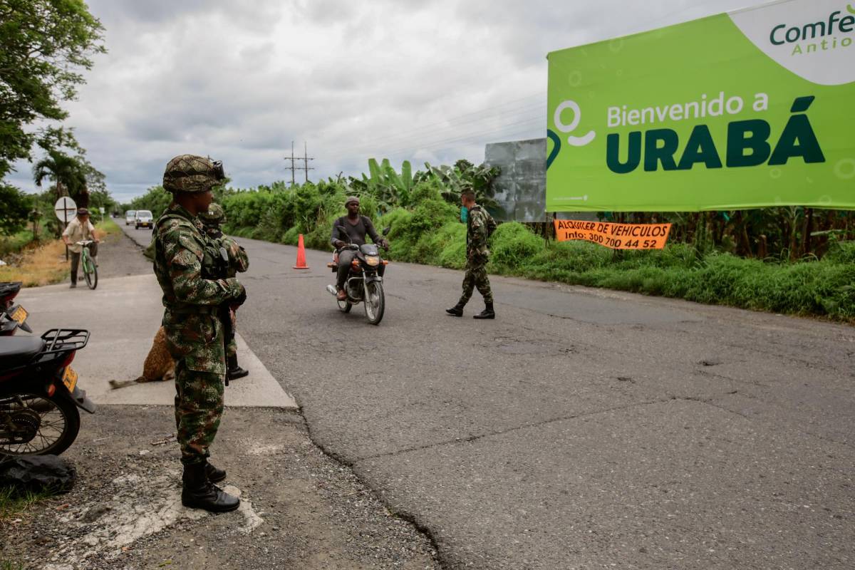 En Antioquia, al menos 30 municipios han cerrado sus comercios y viviendas por la amenaza de las AGC. Letreros en puertas y paredes, vehículos incinerados en vías principales, intimidaciones a los medios de comunicación locales, entre otros, son los testimonios de la retaliación de los armados por la extradición de su jefe. Patrullaje del ejército en Urabá. FOTO: GETTY.