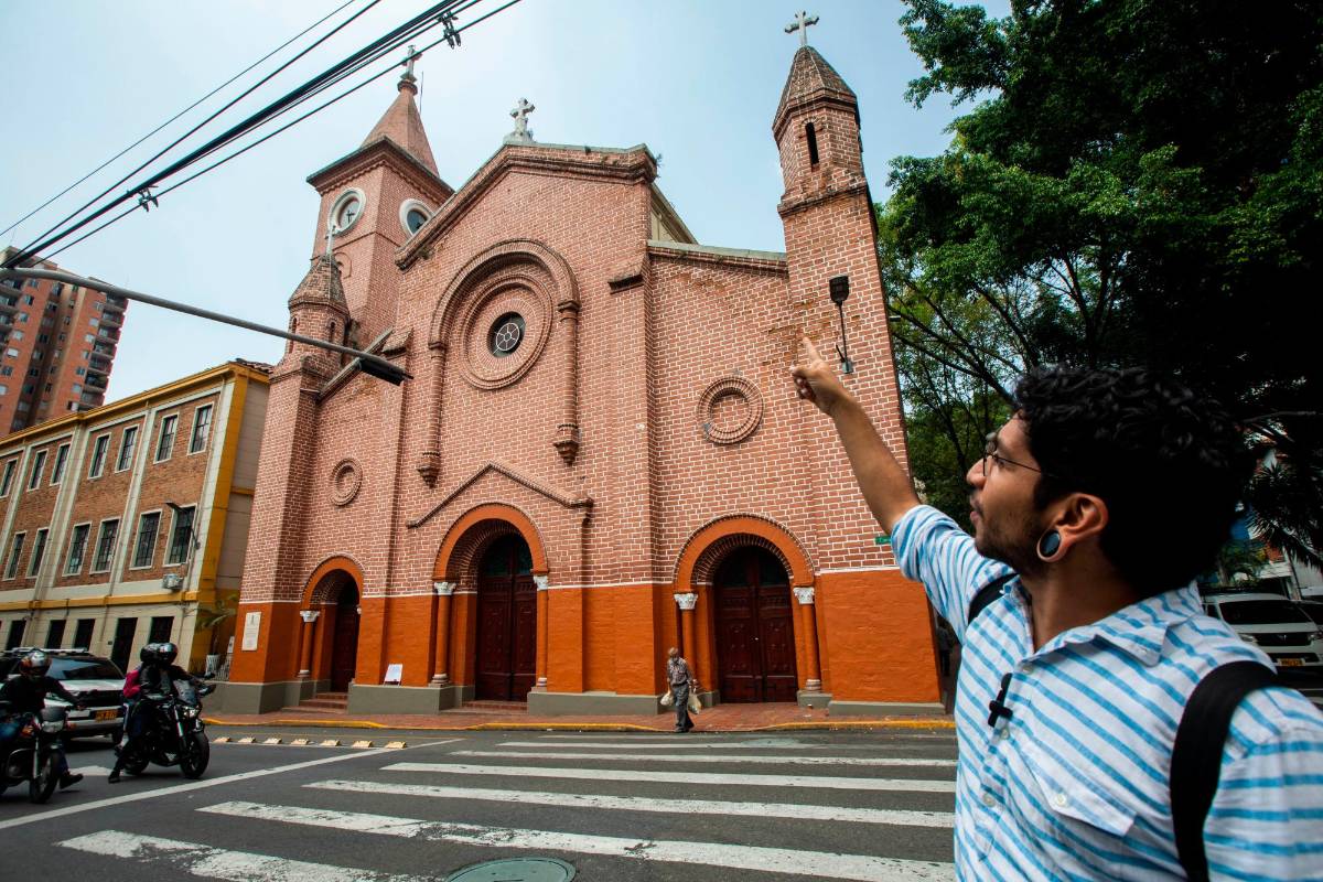 Portela no solo captura imágenes impactantes, sino que también proporciona un contexto histórico y cultural que enriquece la apreciación de las edificaciones y su significado para la ciudad. Foto: Esneyder Gutiérrez 
