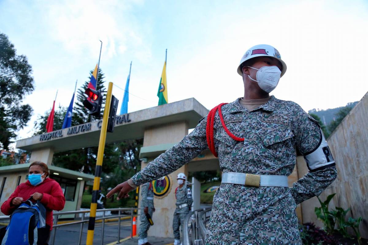 El Hospital Militar porta sus banderas a media asta tras la muerte del Ministro de Defensa. Foto: Colprensa
