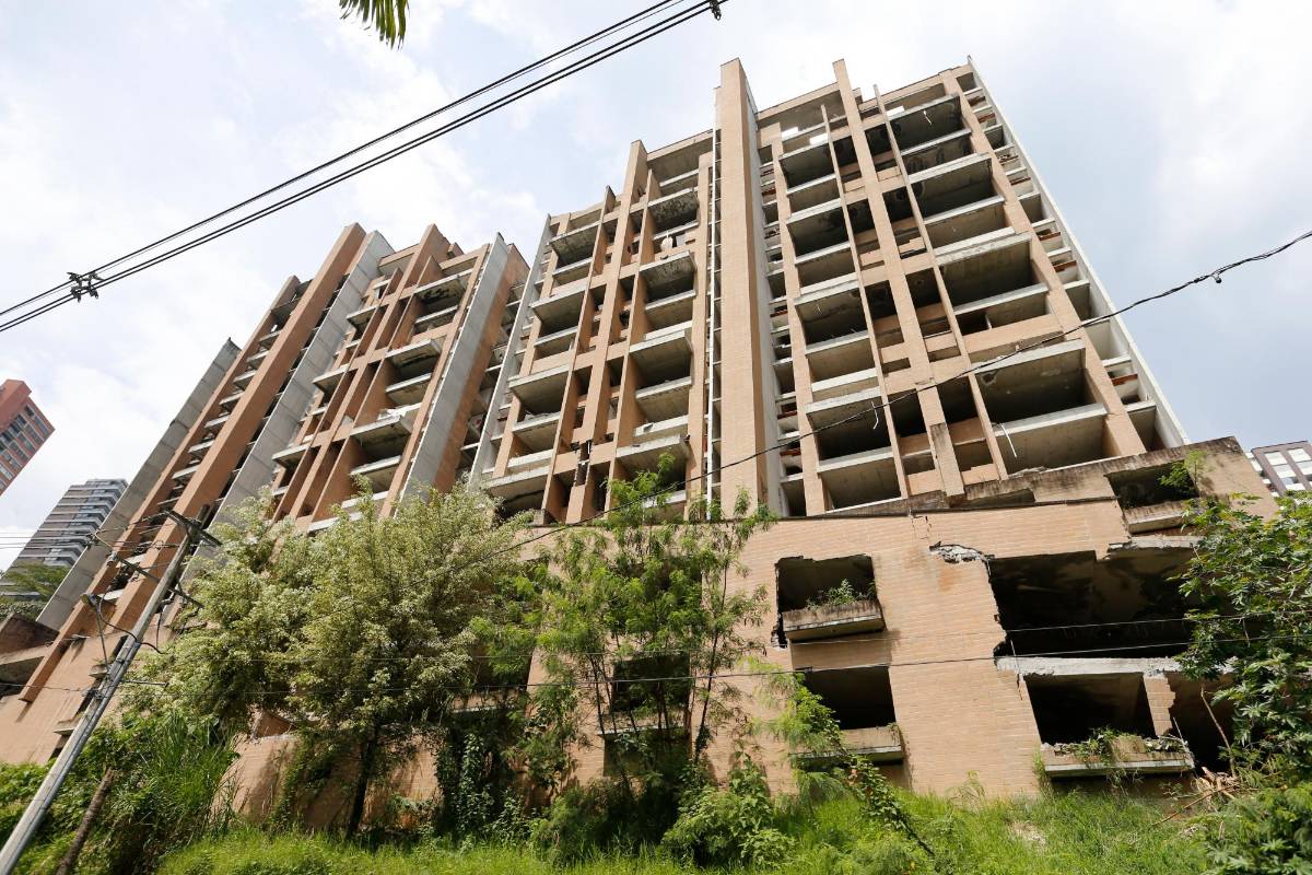 Las barandas, muros, ventanas y vidrios que antes estaban en la fachada del edificio ya fueron desmontados por completo por personas que se tomaron el sitio. Foto: Esneyder Gutiérrez. 