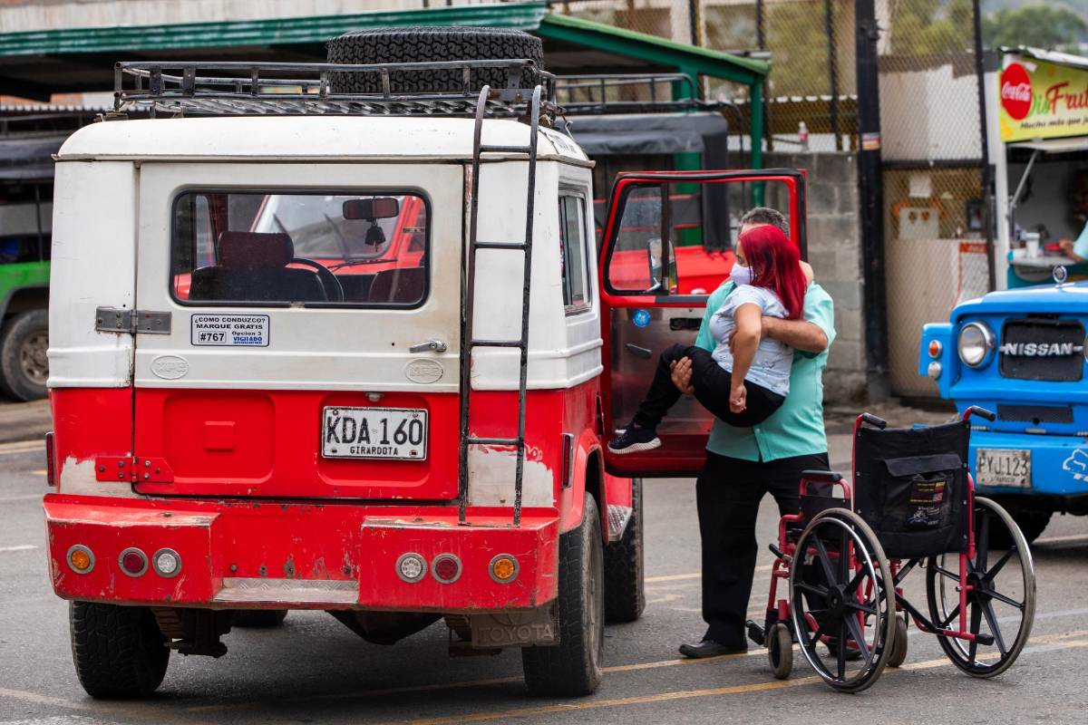 Conductores indican que su servicio es tan esencial para las veredas que al final les toca hacer de coteros, razoneros, mandaderos y hasta enfermeros en la vía. Foto: Carlos Velásquez
