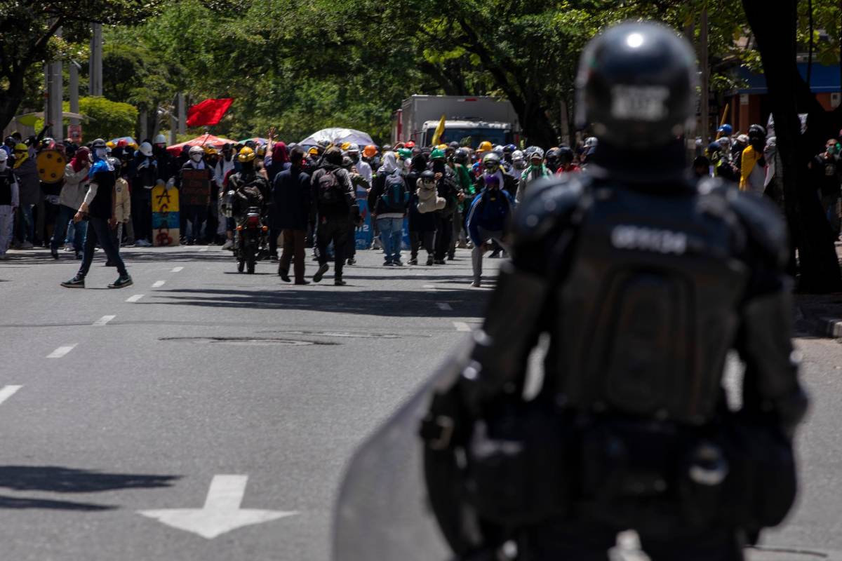 Se presentaron algunas confrontaciones entre el Esmad y algunos manifestantes. FOTO: Carlos Velásquez