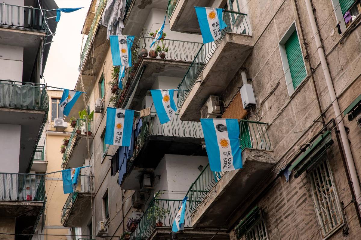 Homenaje en las calles de algunos barrios españoles: “El pibe de oro”, se lee en los letreros conmemorativos. Foto: Getty Images.