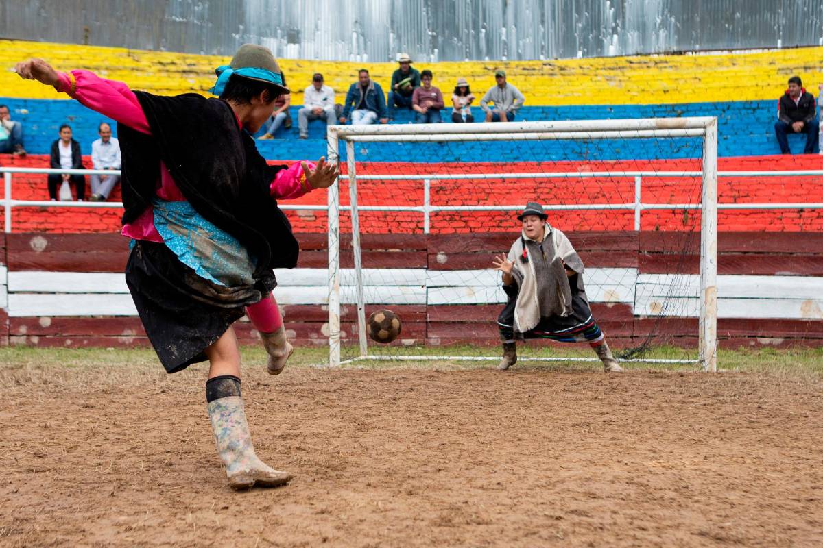 En los partidos si una jugadora no lleva el sombrero puesto y marca gol, el arbitró se lo anula. El guarapo es la única bebida autorizada para la hidratación. Foto: Getty