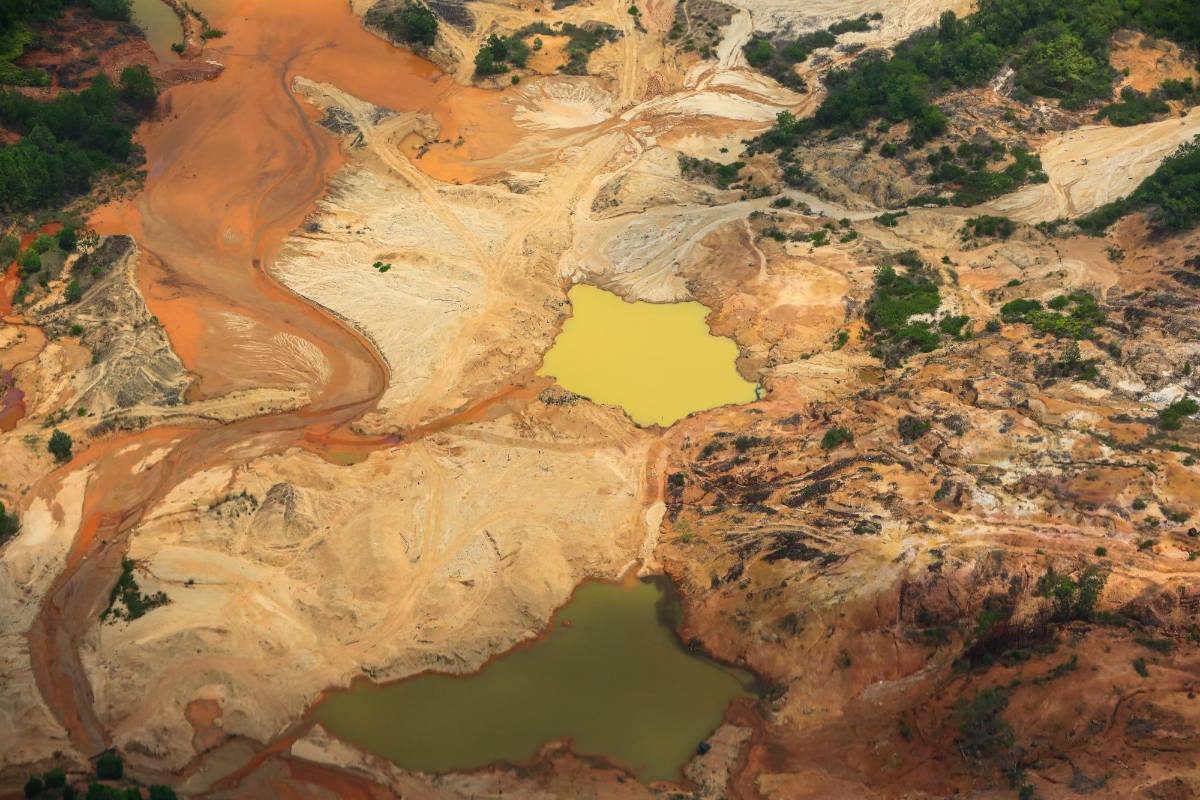 Estas zonas desnuden la piel de un territorio destruido y sumido en el terror que ejercen los ilegales para apoderarse de una práctica ancestral de la que vive la mayoría de pobladores. Foto: MANUEL SALDARRIAGA QUINTERO
