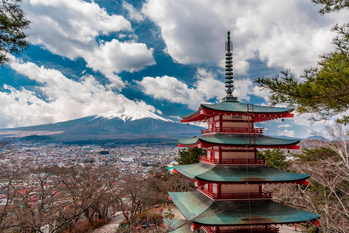 Las construcciones tradicionales de Japón acompañan al majestuoso monte Fuji. Foto: Getty