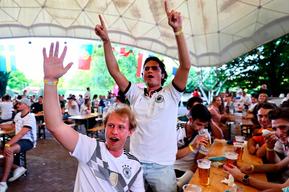 Aficionados alemanes se reunieron en Munich a ver el partido inaugural de su selección en la Eurocopa . Foto Getty