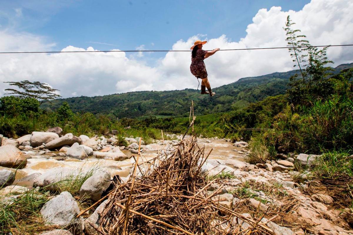 En el oriente Antioqueño desde hace 16 años, cerca de 10 familias deben hacer esta osada actividad de manera cotidiana para cruzar el río Tafetanes. FOTO JULIO CÉSAR HERRERA