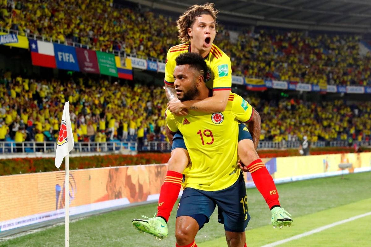 Los aficionados a la Selección Colombia celebraron junto con los jugadores en triunfo en el Estadio Metropolitano de Barranquilla. Foto: EFE