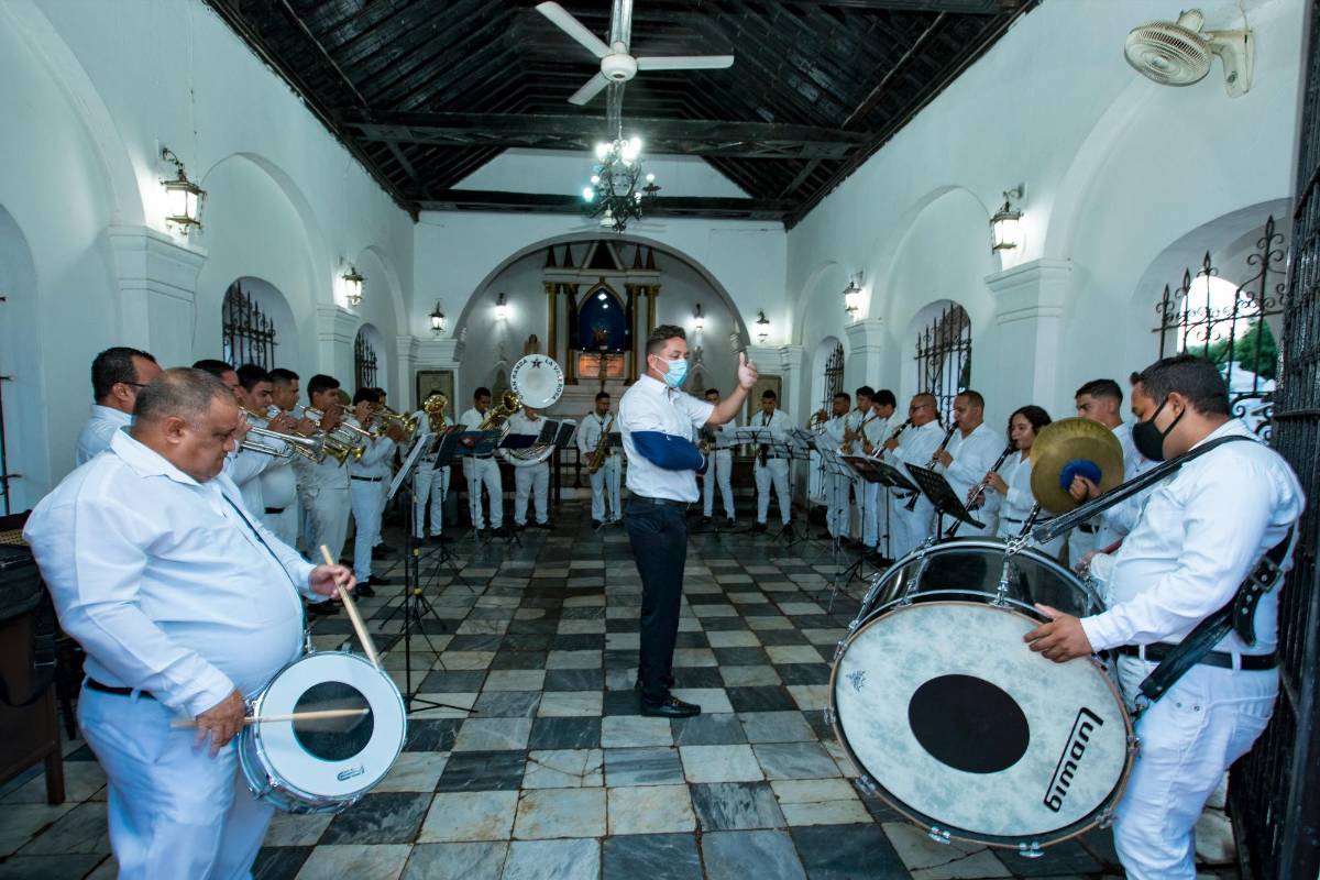 Una orquesta de cerca de 70 músicos toca en la Semana Santa de Mompox, poniendo el paso a las procesiones. Foto: Jaime Pérez. 