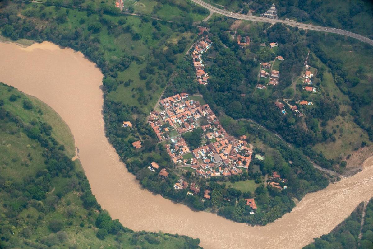 La construcción de Cauca Viejo, una replica de un pueblo de 1880, sitio para conservar las tradiciones antioqueñas. Foto: Edwin Bustamante