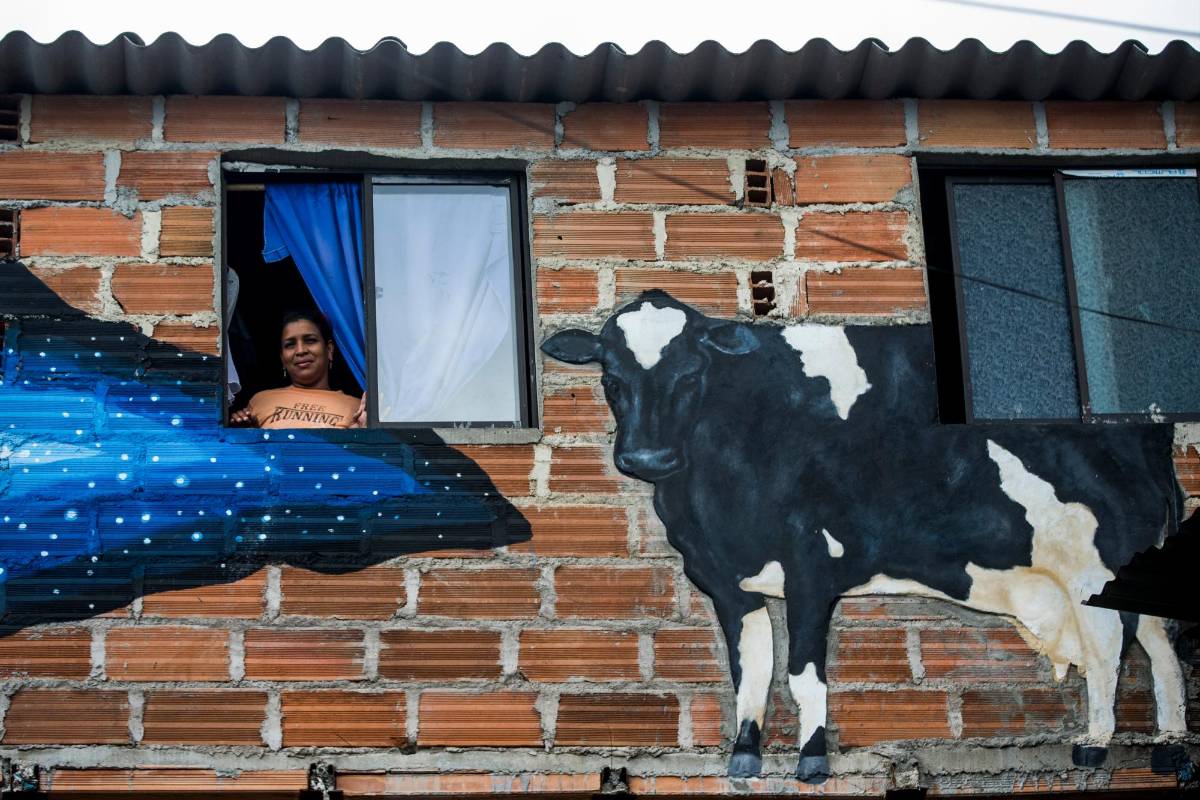 Además del macromural, en la zona se realizó, con la participación de artistas urbanos y colectivos como Biógrafos, Jauría, Jagua, Lemm and Buda, Dubian Monsalve y Alejandro Agud, un trayecto con 30 murales y 1.100 metros cuadrados intervenidos que retratan escenas de los barrios impactados y se convierten en memoria viva de cotidianidades, líderes sociales y personajes del sector. Foto: Julio César Herrera