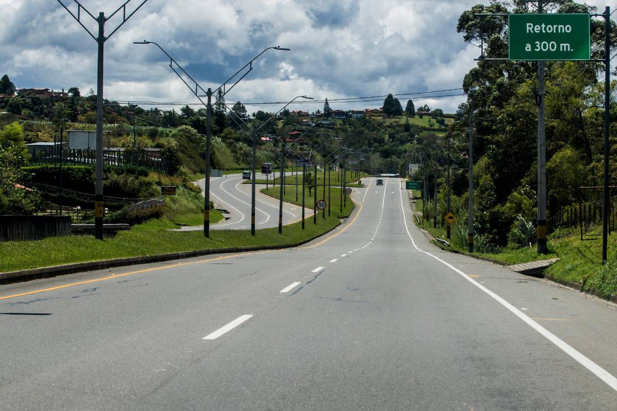 Este importante eje vial de Colombia, permanece cerrado, afectando la movilidad y el comercio de la zona. FOTO: JULIO CÉSAR HERRERA
