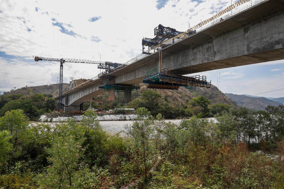 En total, son 325 metros de voladizos sucesivos, 100 metros de vigas pretensadas, un tablero central con un ancho de 11,6 metros y dos carriles de 3,65 metros, con una berma de 1,8 metros más un espacio adicional de 1,30 metros. Foto: Manuel Saldarriaga Quintero.